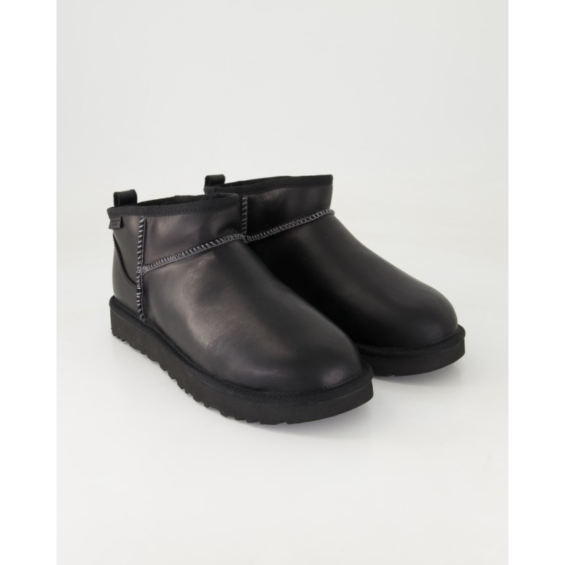 UGG Classic Ultra Mini LTHR Regen Stiefeletten in Schwarz