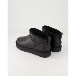 UGG Classic Ultra Mini LTHR Regen Stiefeletten in Schwarz