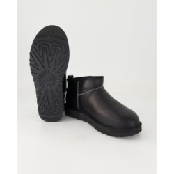 UGG Classic Ultra Mini LTHR Regen Stiefeletten in Schwarz